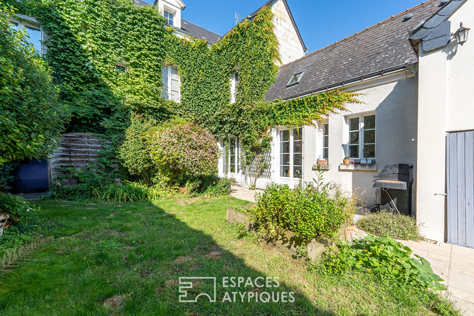 Maison ancienne rénovée en centre bourg avec jardin