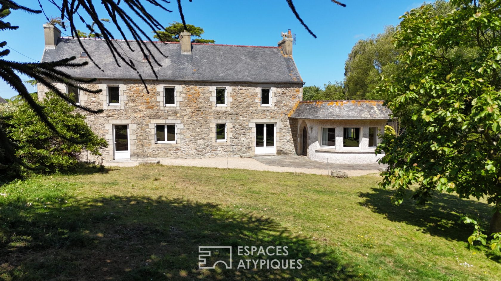 Corps de ferme en pierre à rénover et son étang