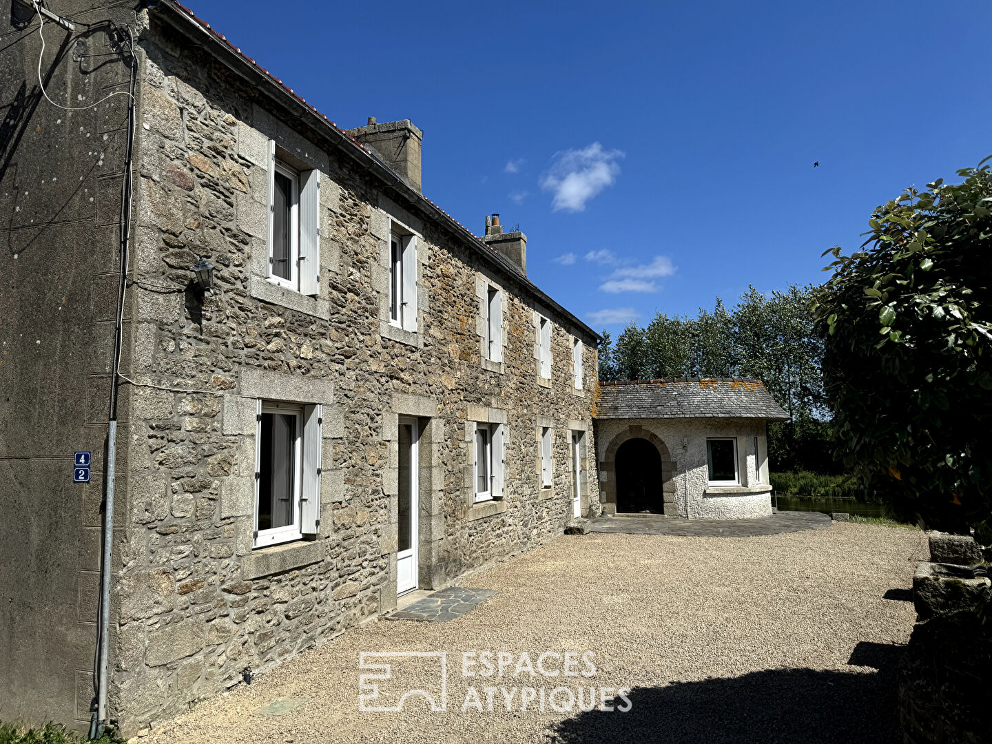 Corps de ferme en pierre à rénover et son étang