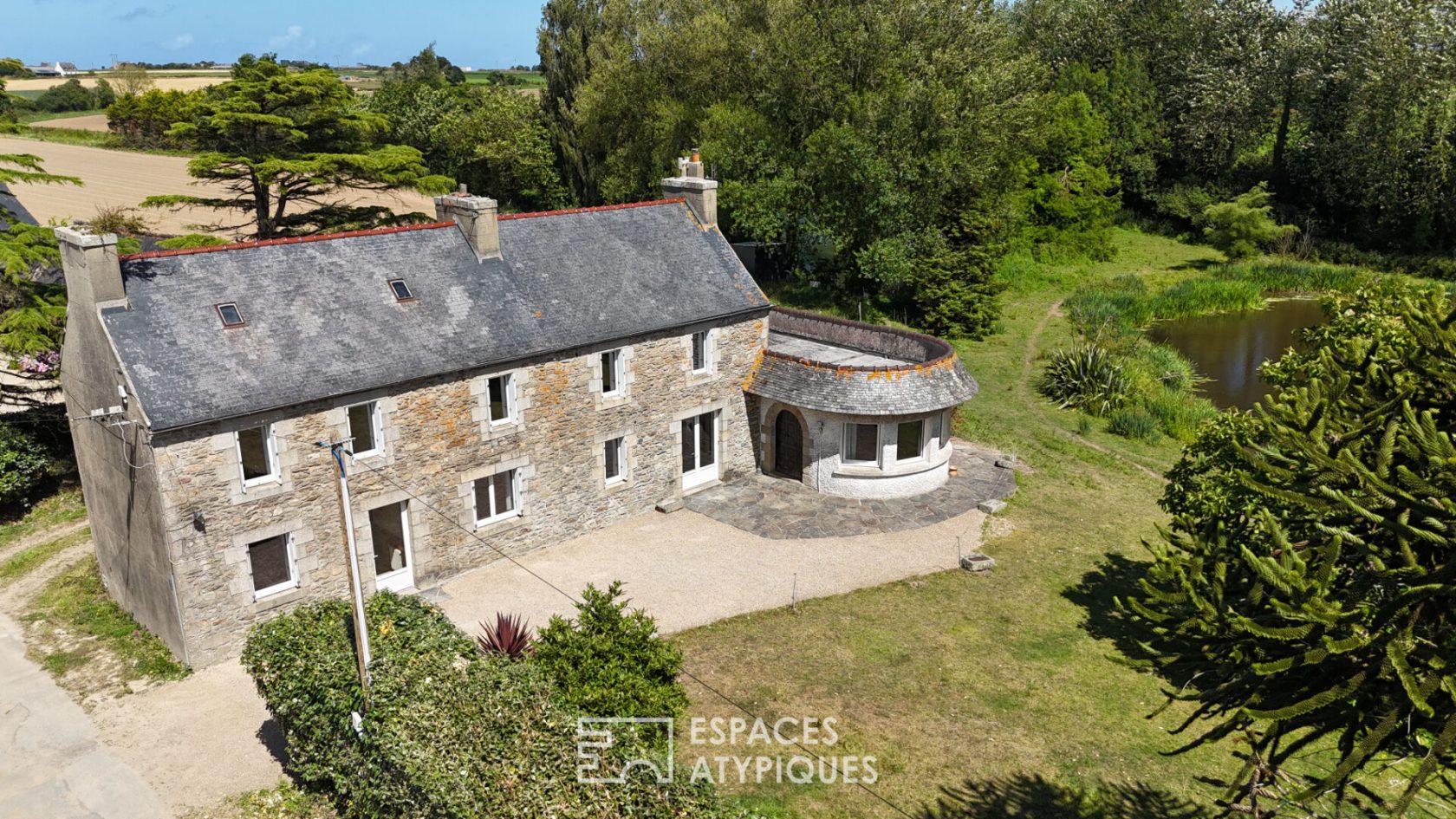 Corps de ferme en pierre à rénover et son étang