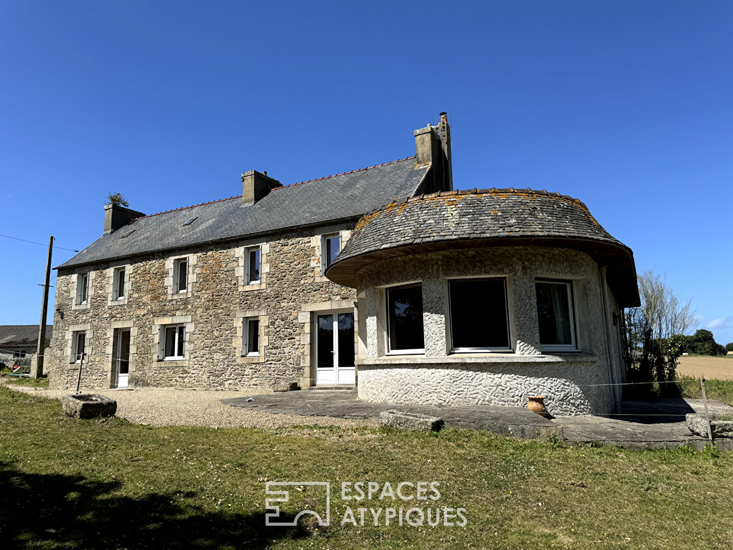 Corps de ferme en pierre à rénover et son étang