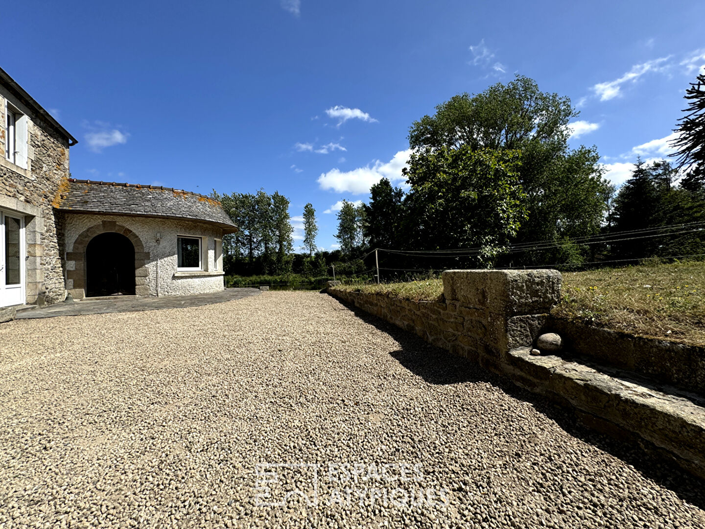 Corps de ferme en pierre à rénover et son étang