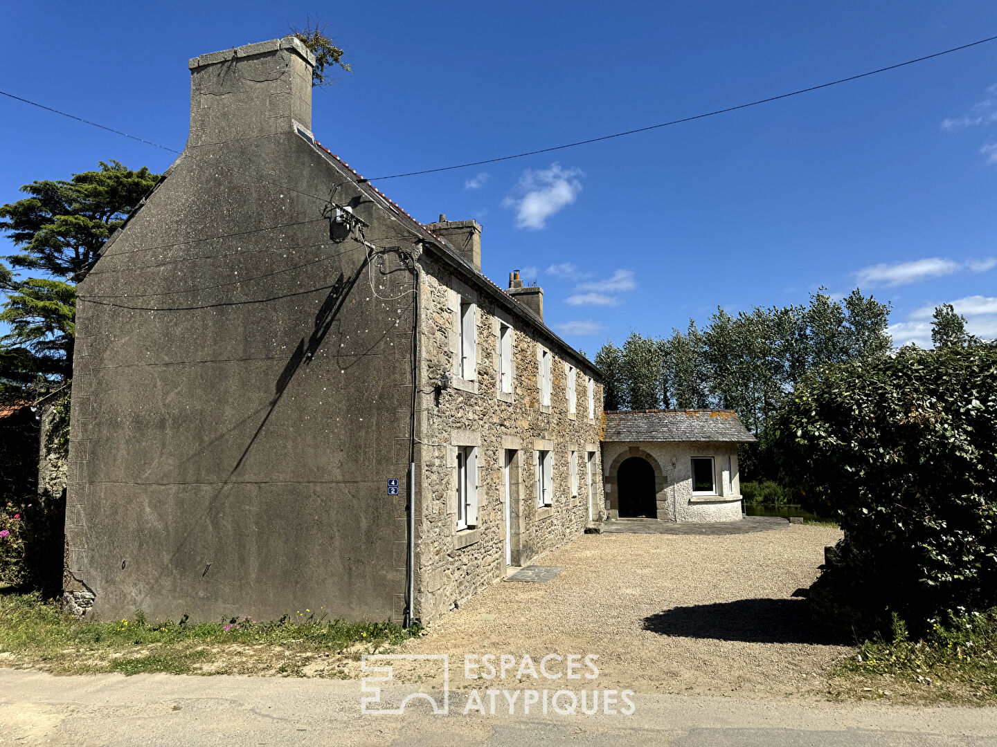 Corps de ferme en pierre à rénover et son étang