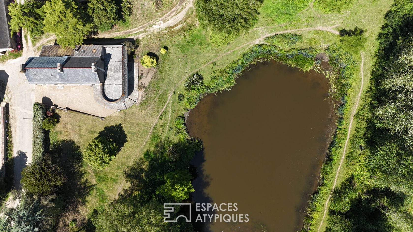 Corps de ferme en pierre à rénover et son étang