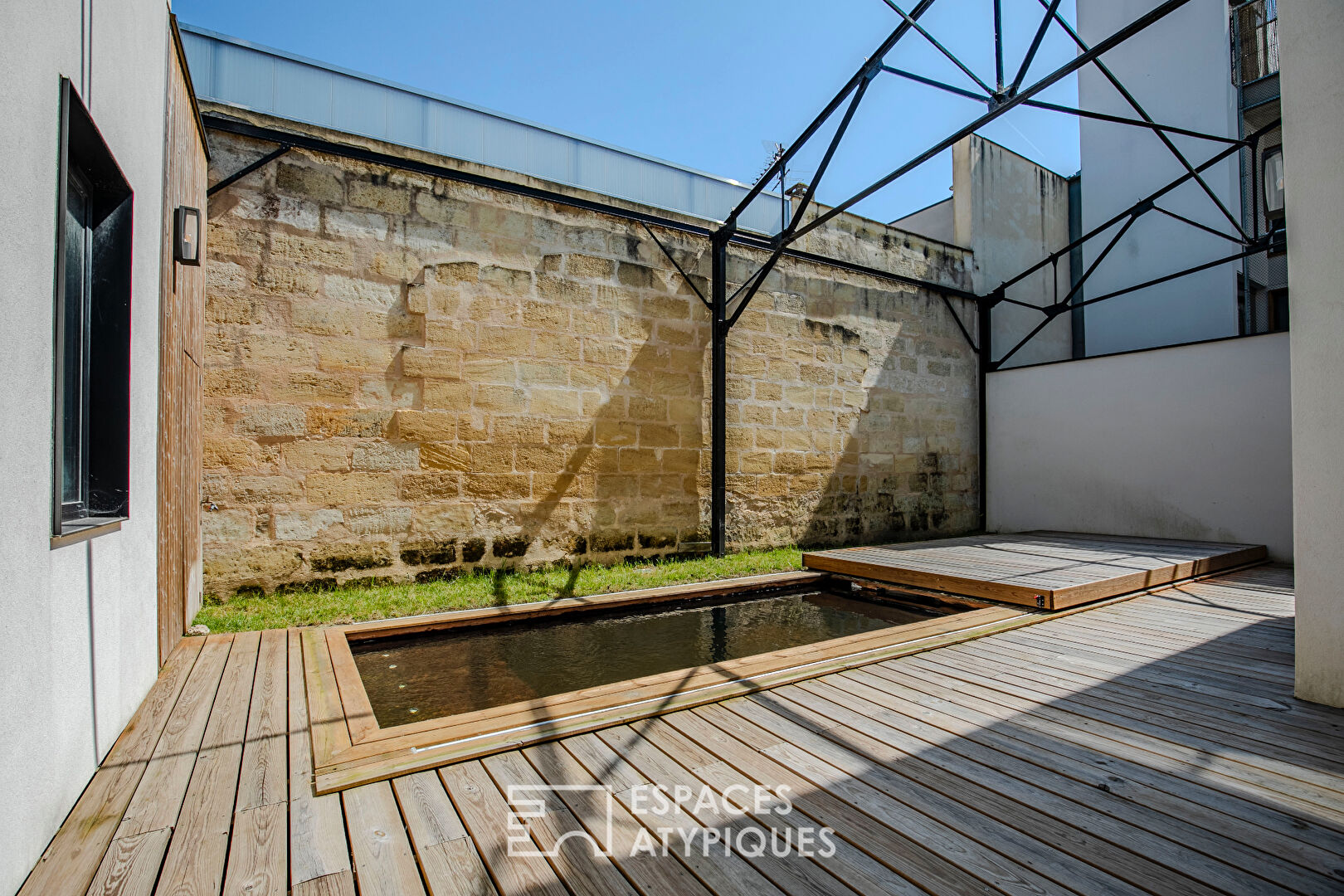 Sculptural loft with terrace and swimming pool in Les Chartrons