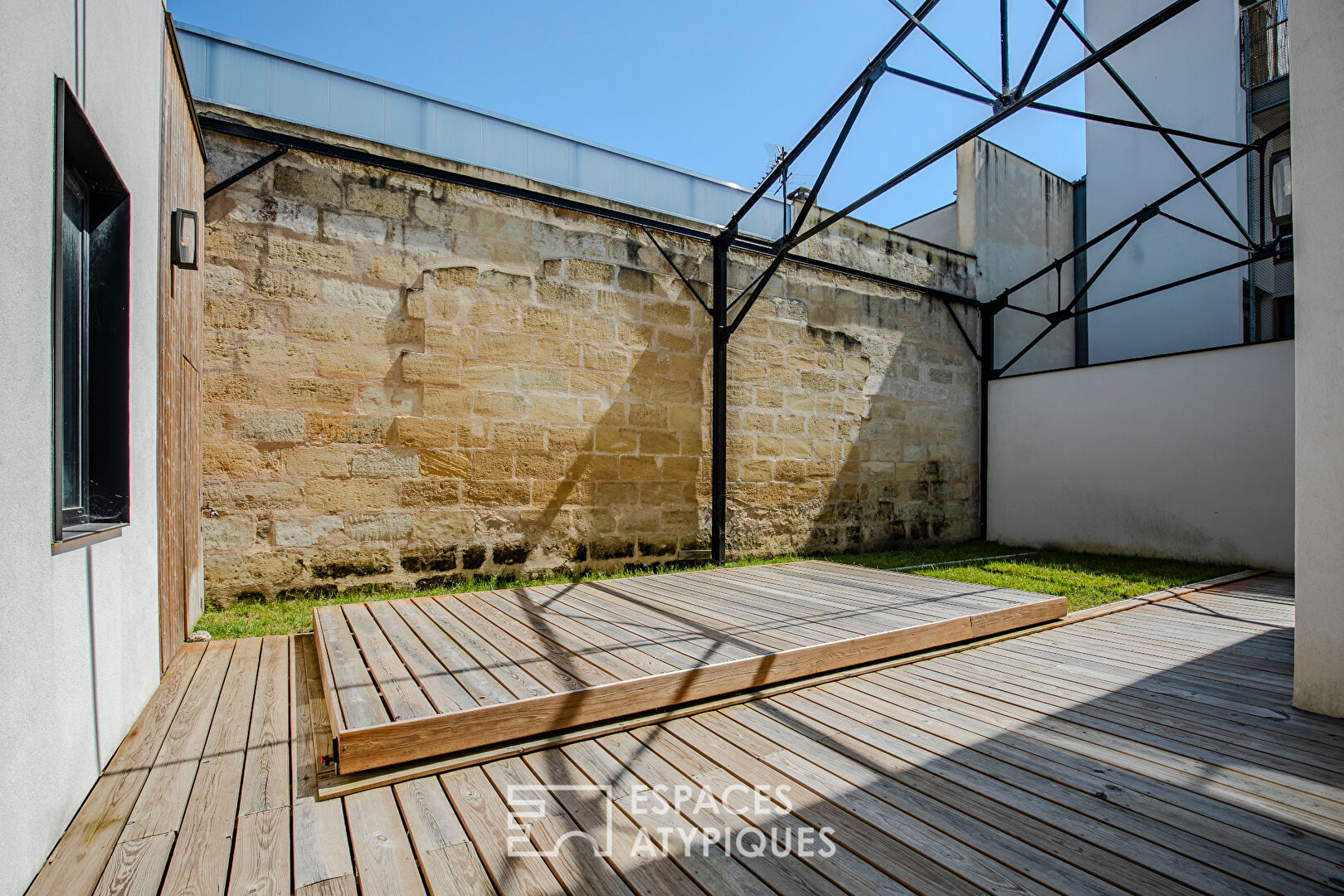 Sculptural loft with terrace and swimming pool in Les Chartrons