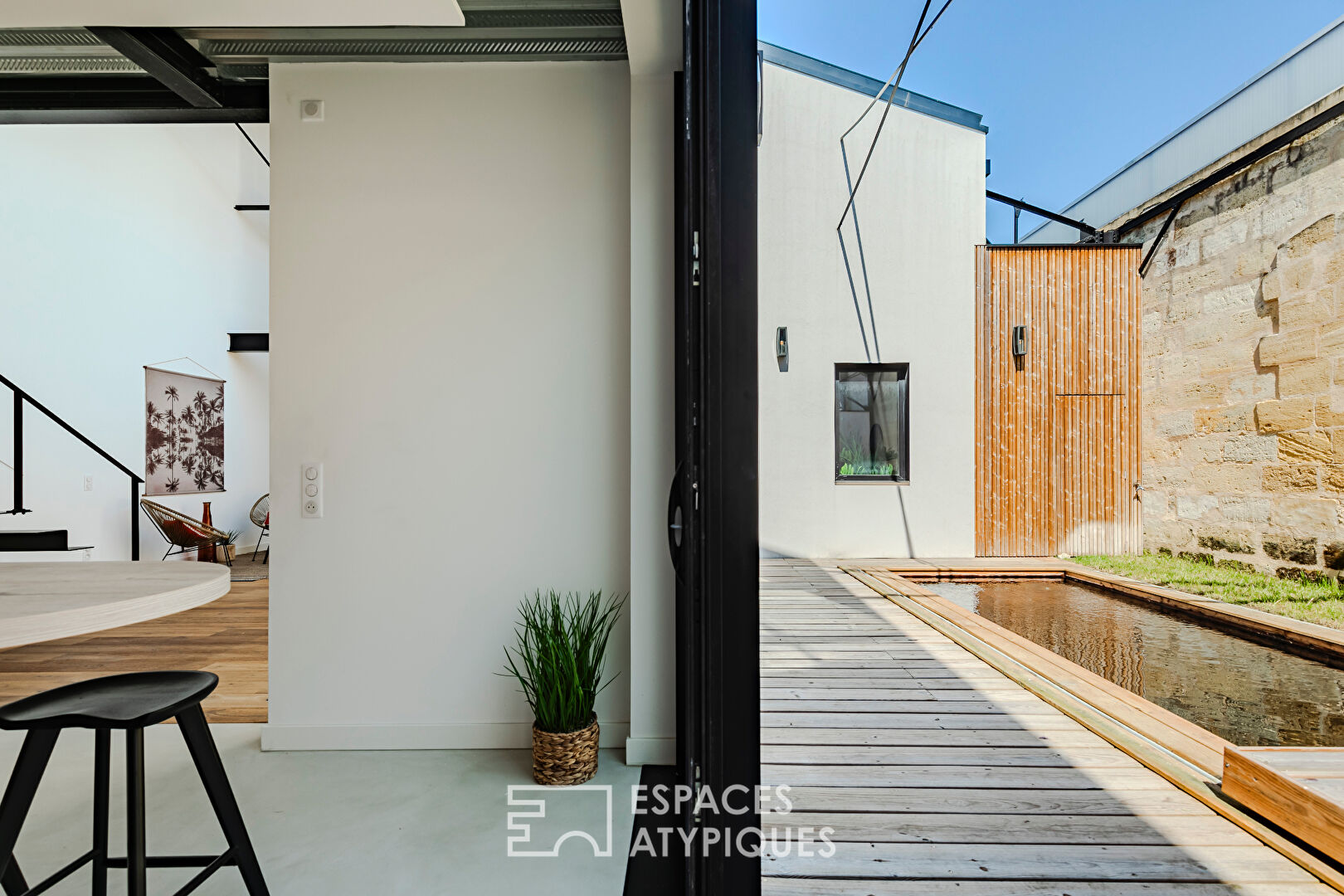 Sculptural loft with terrace and swimming pool in Les Chartrons