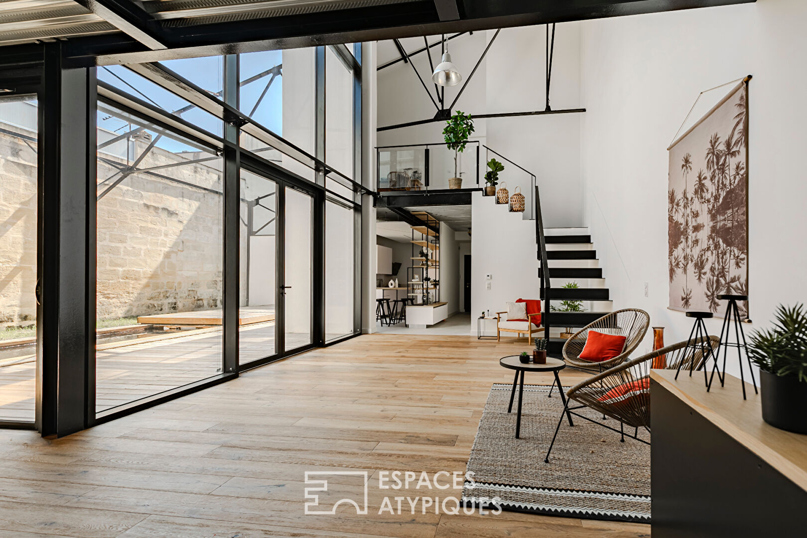 Sculptural loft with terrace and swimming pool in Les Chartrons