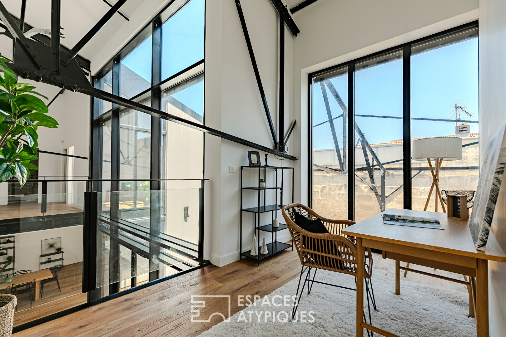 Sculptural loft with terrace and swimming pool in Les Chartrons