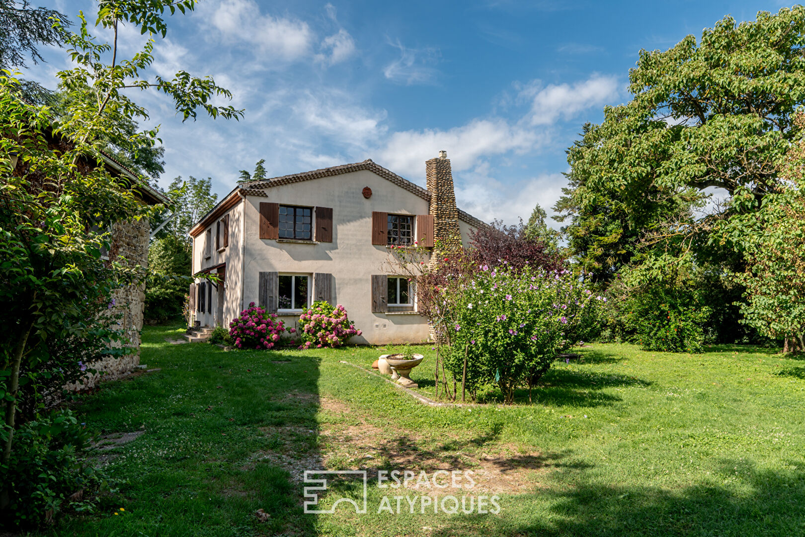 70s house with tower on large 9600m² plot