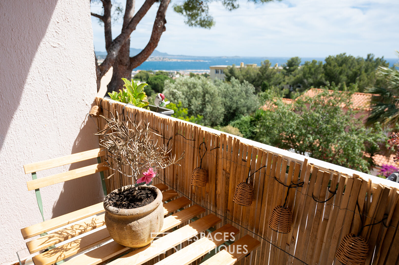 Sea view duplex with garden