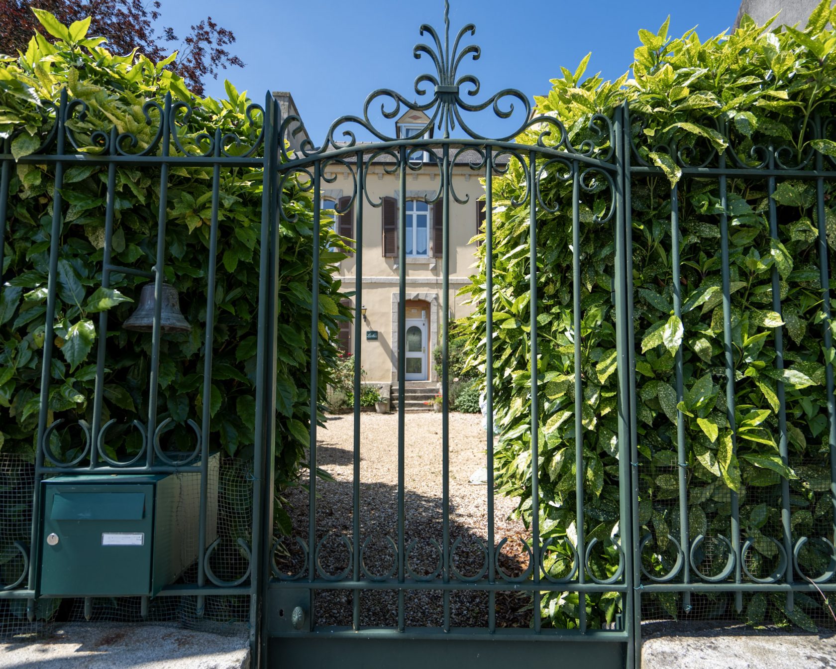 Maison bourgeoise dans son écrin de verdure