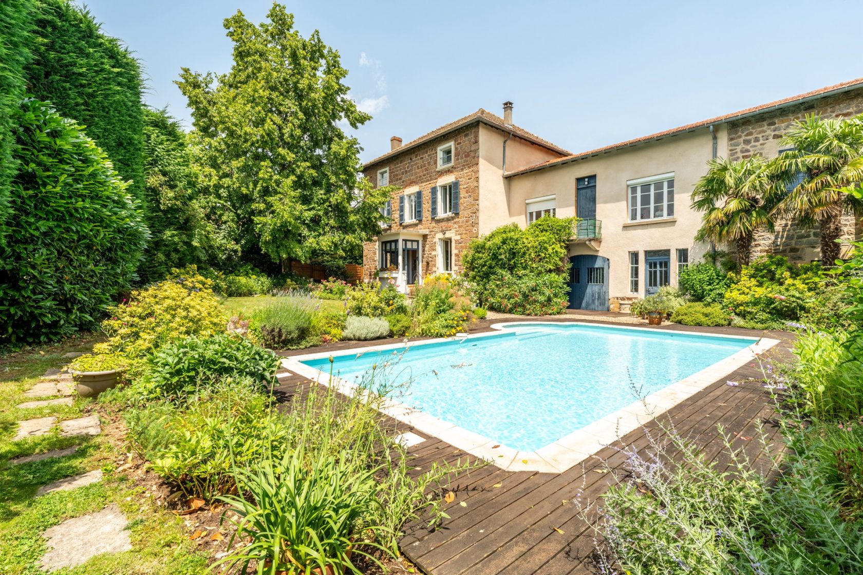 Maison de maître avec piscine et dépendances au coeur du Beaujolais vert