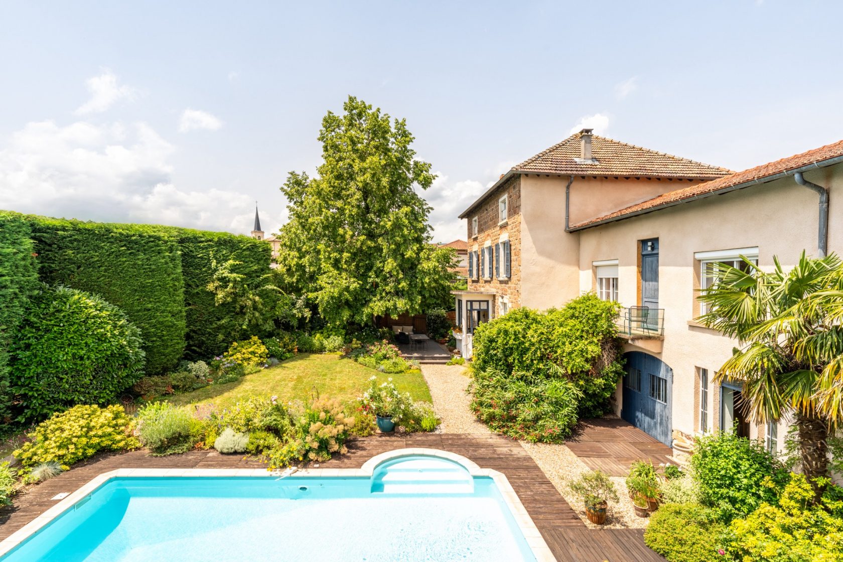 Mansion with swimming pool and outbuildings in the heart of Beaujolais Vert