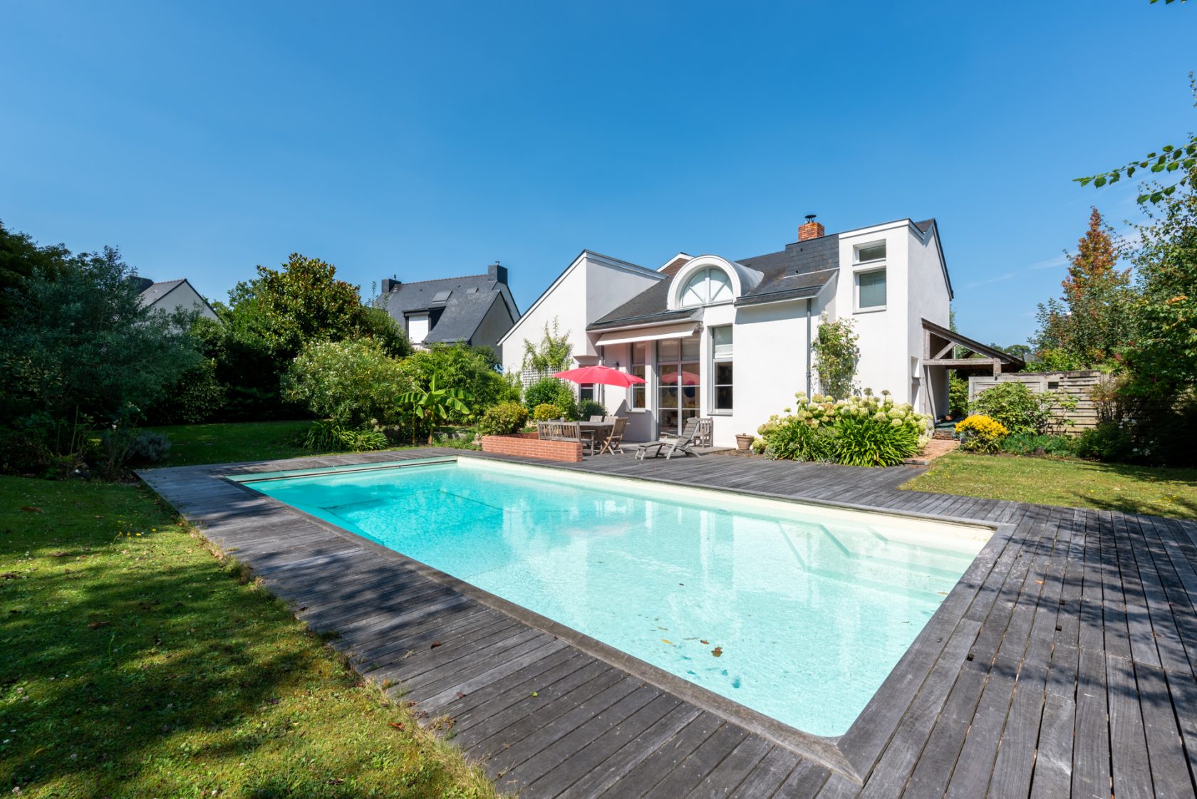 Vaste maison d’architecte et son écrin de verdure avec piscine