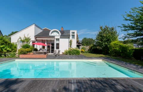 Vaste maison d’architecte et son écrin de verdure avec piscine