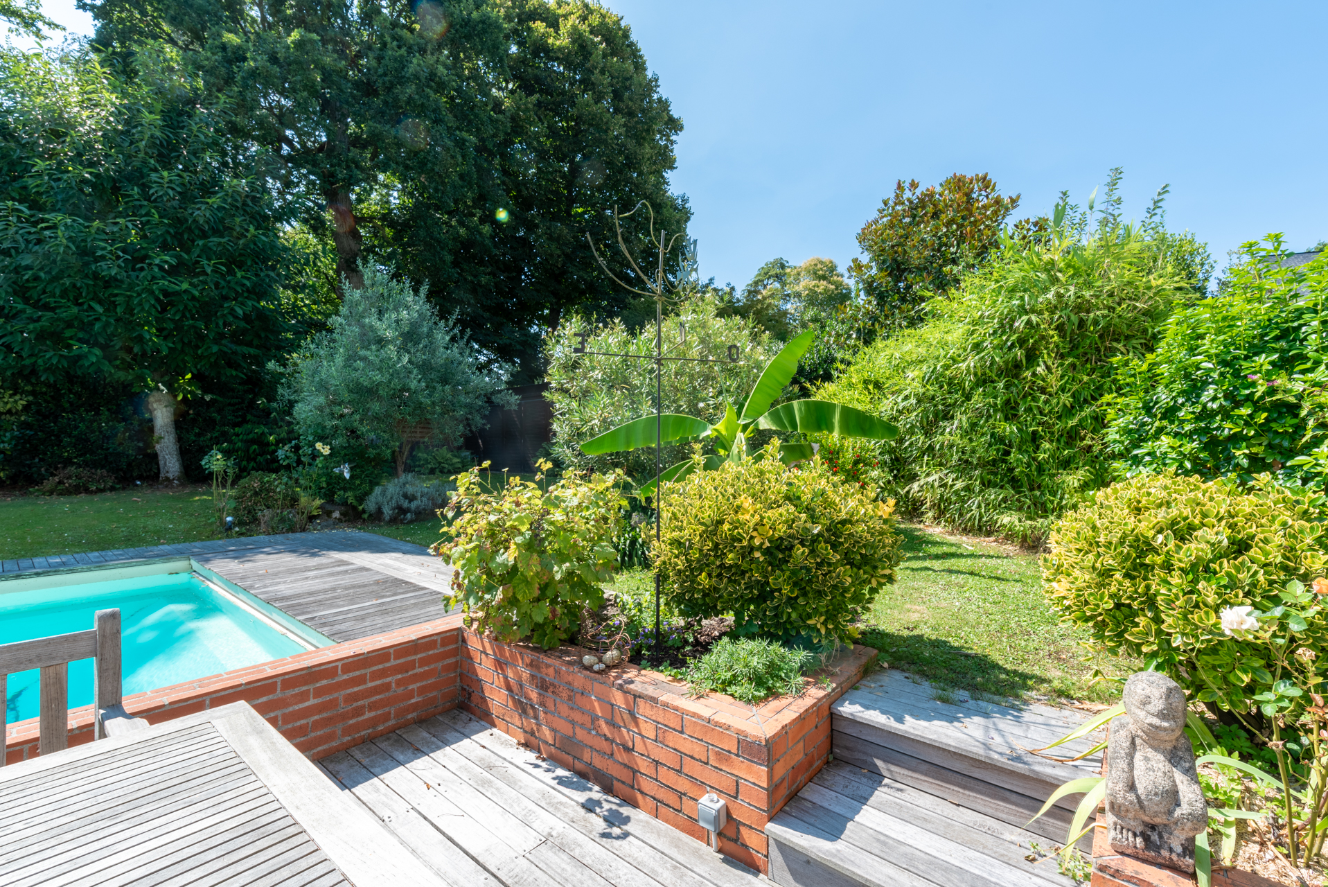 Vaste maison d’architecte et son écrin de verdure avec piscine