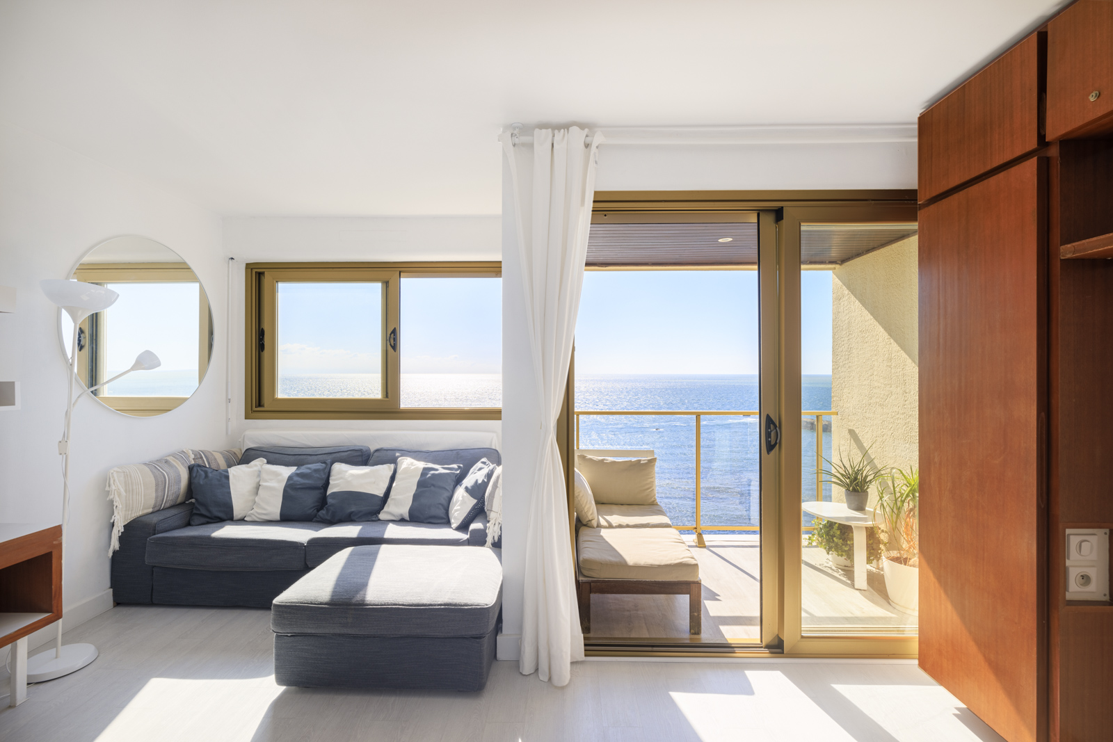 Grand studio avec vue panoramique sur l’océan, au pied du Port Vieux - Espaces Atypiques Biarritz ©AKHA Production