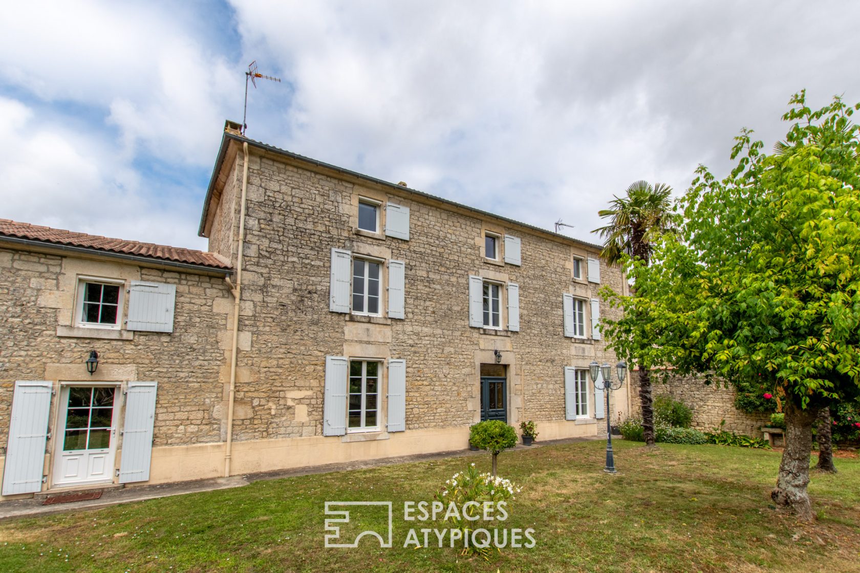 Elegant bourgeois house with swimming pool