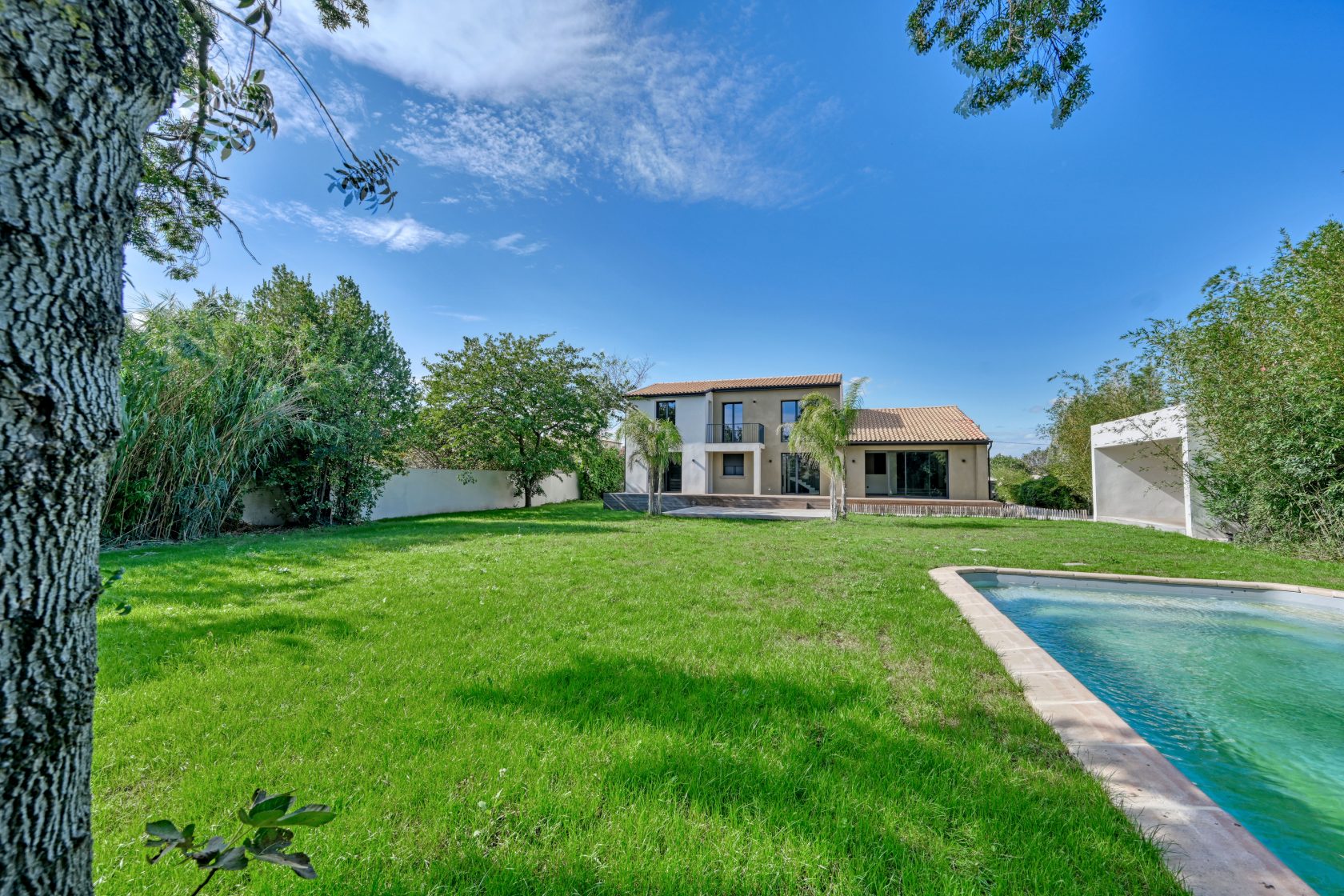 Superb renovated villa with large garden, swimming pool and pool house