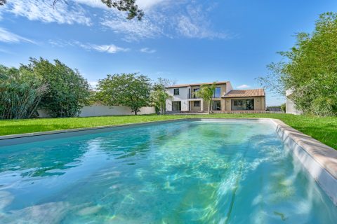 Superbe villa rénovée avec vaste jardin, piscine et pool house