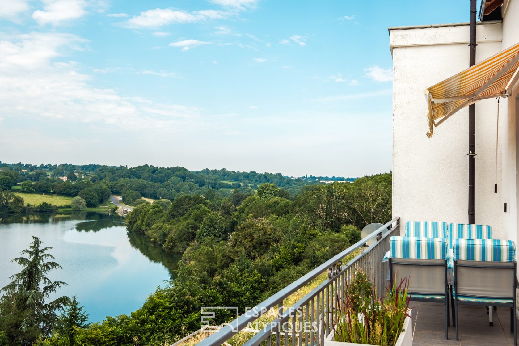 Art Deco house overlooking the Touche Poupard dam