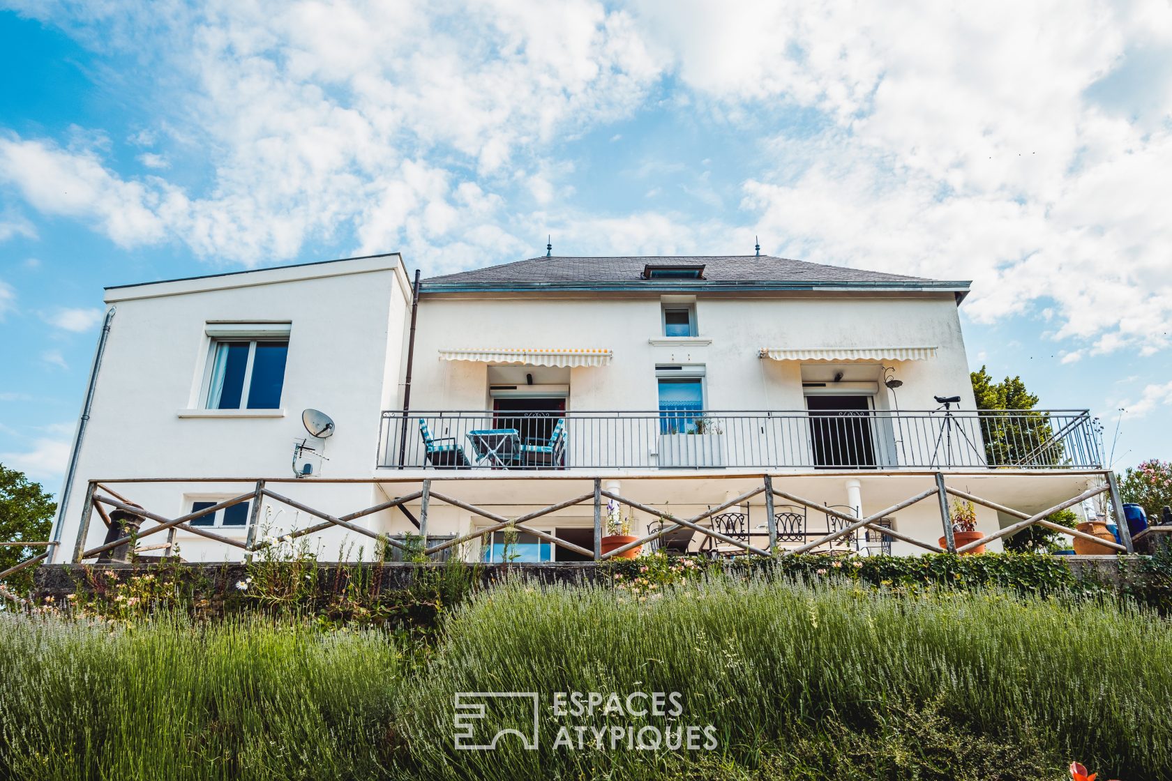 Maison Art déco surplombant le barrage de la Touche Poupard