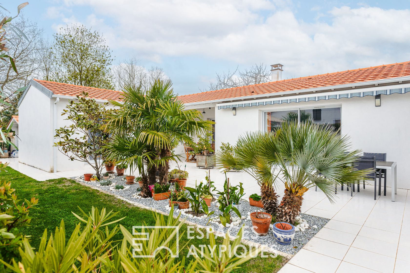 Neat contemporary 400 meters from the beach