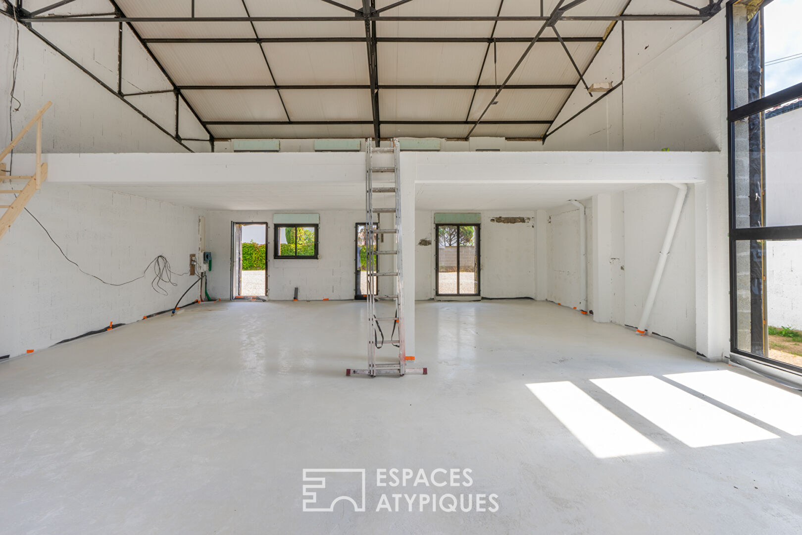 5 Minutes from the Airport: 160 m² Loft in Bouguenais