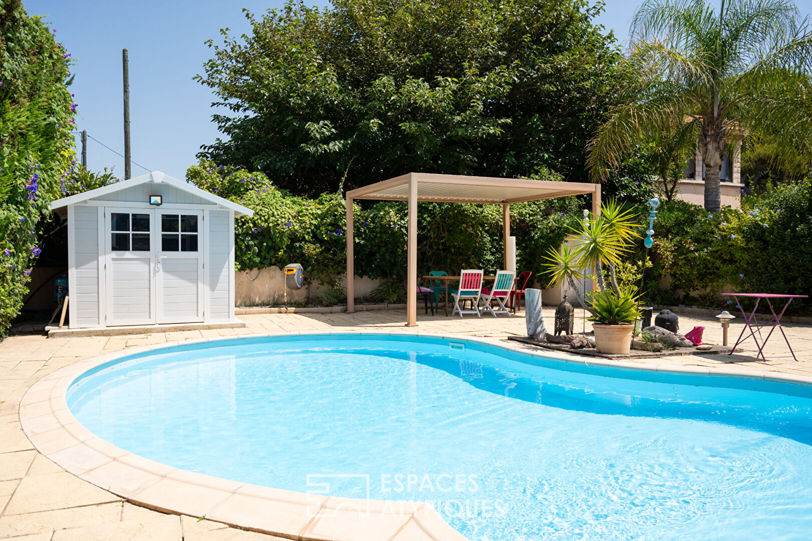 Apartment with garden and swimming pool on the beach