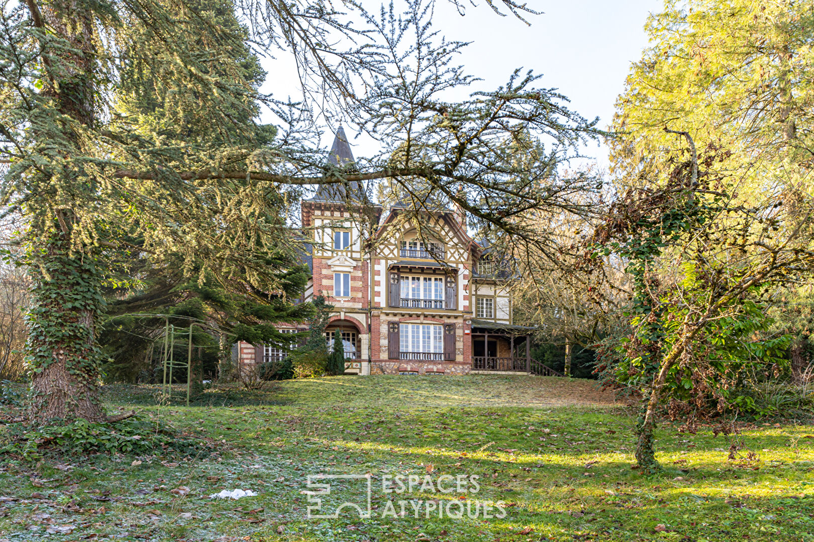 Authentique propriété style anglo-normand dans le centre historique de Villennes Sur Seine