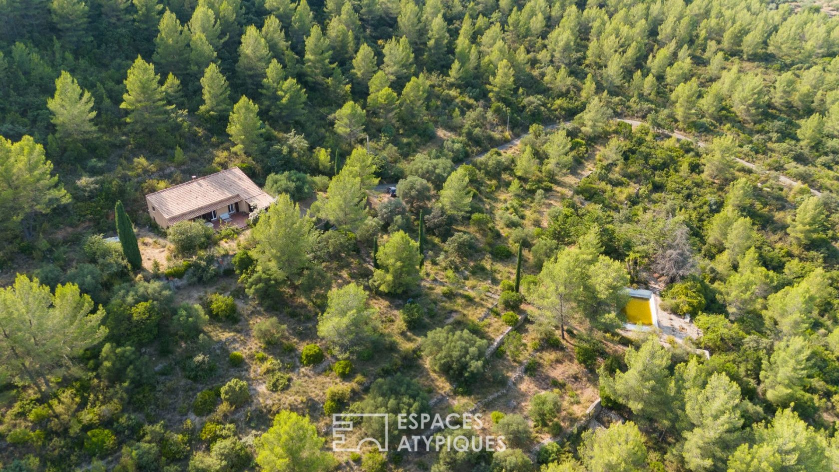 Maison de campagne avec terrain paysager et piscine dans le Var