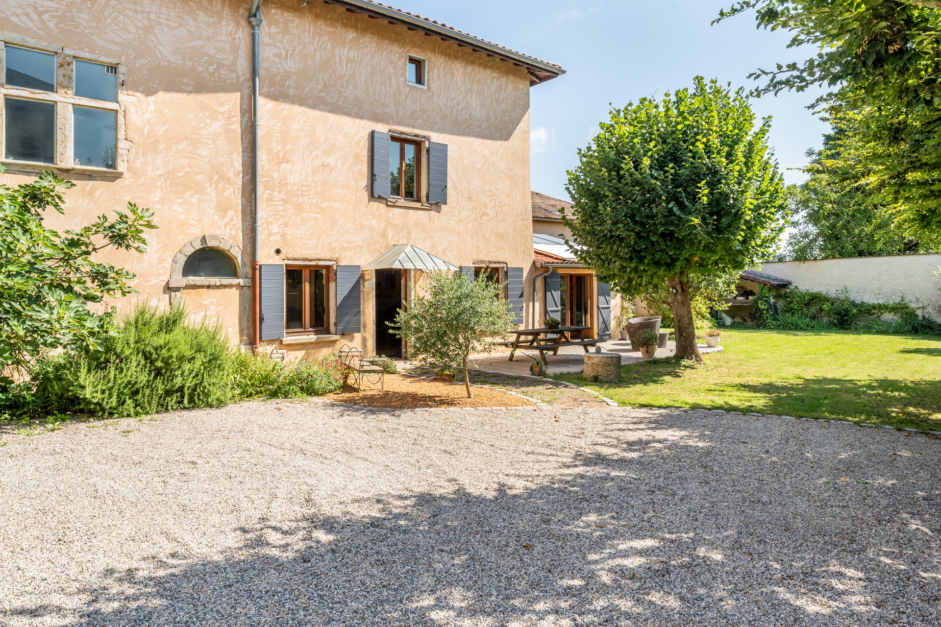 Charming renovated farmhouse and its outbuildings