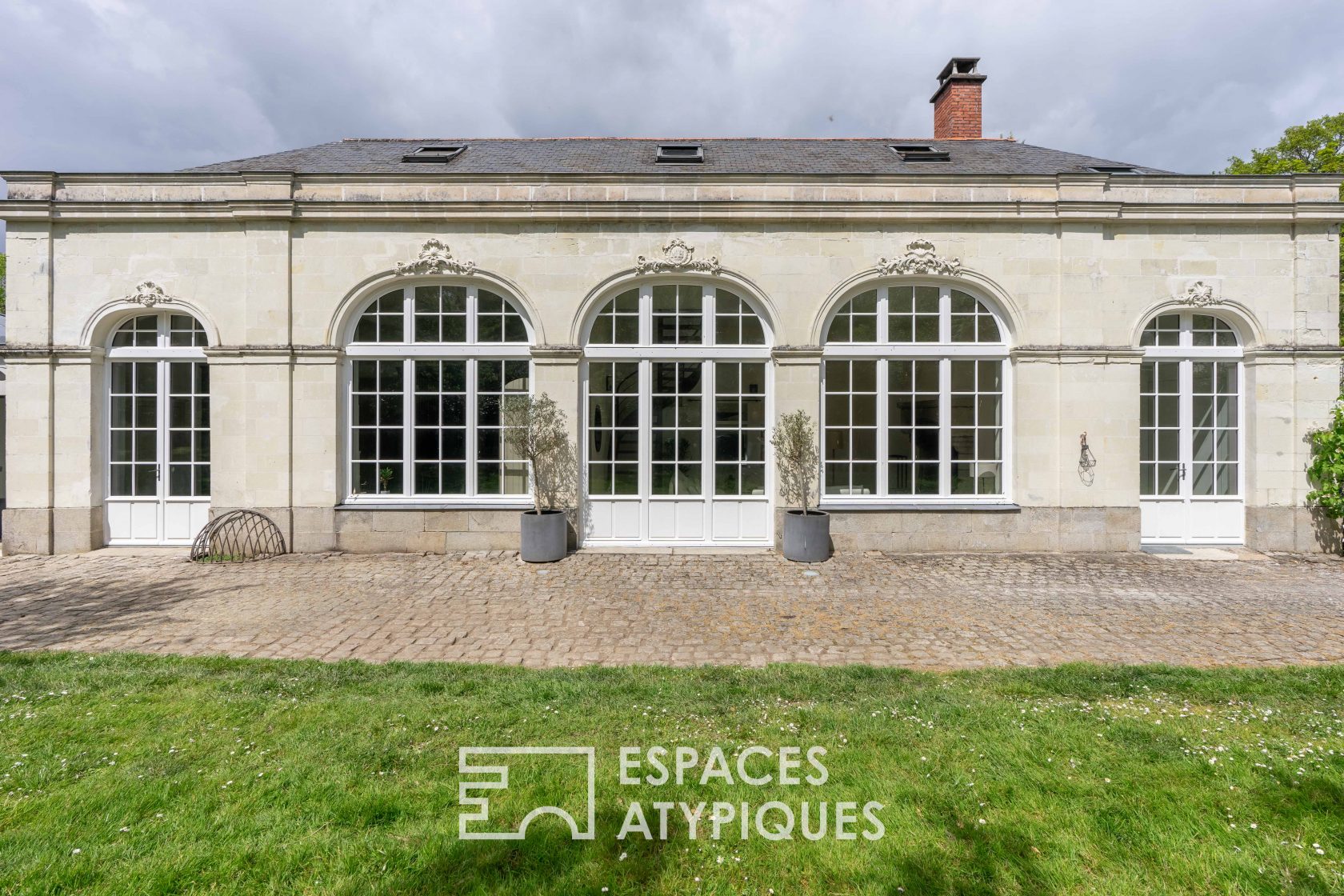 Quiet 18th century orangery in Basse-Goulaine