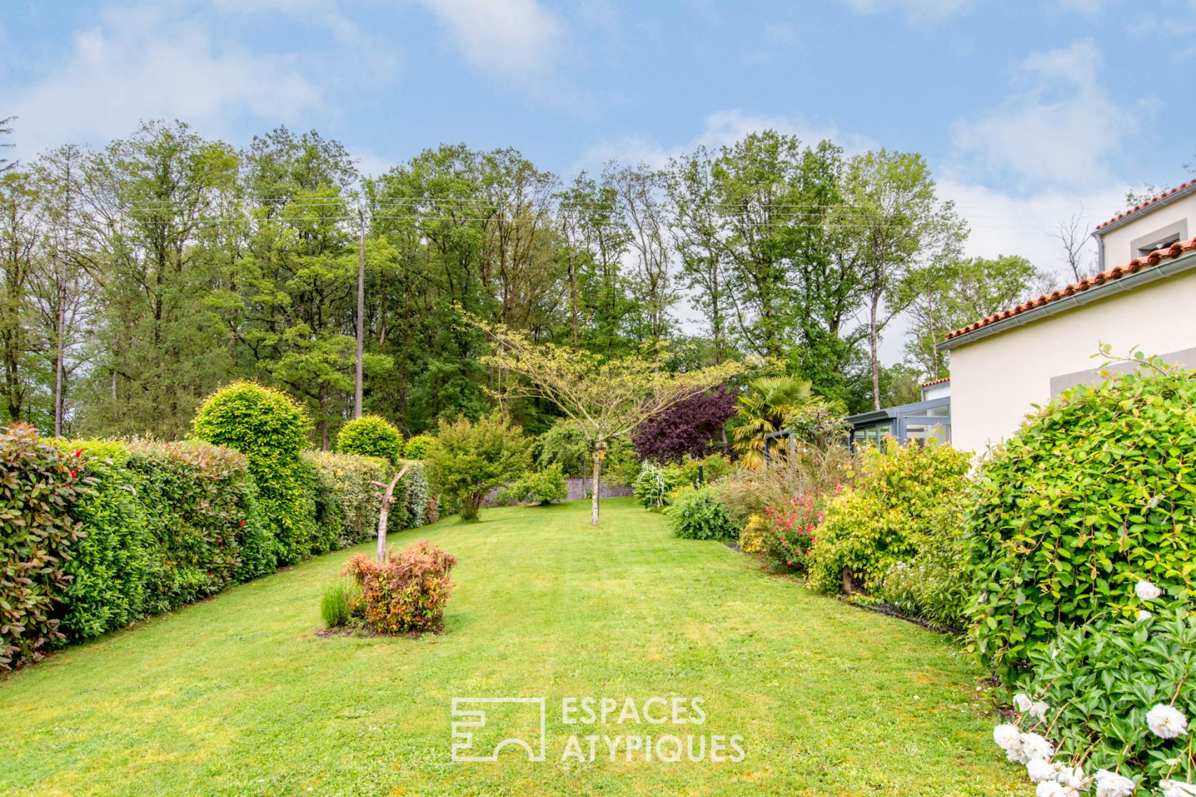 Maison d’architecte avec piscine intérieure tournée vers la forêt