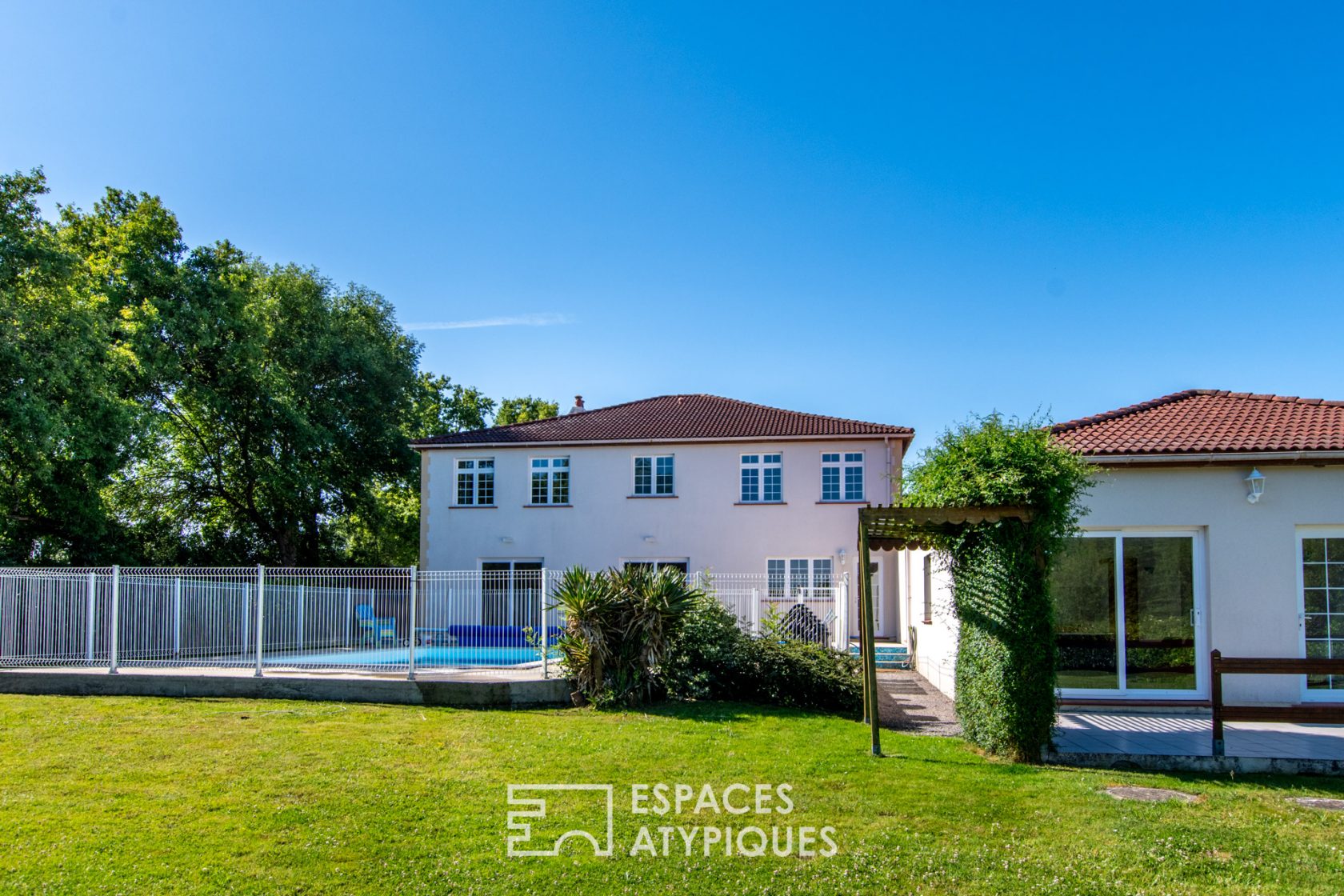 Property with gîte and swimming pool in the heart of the countryside