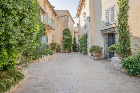 Appartement de charme rénové au coeur du village de Mougins