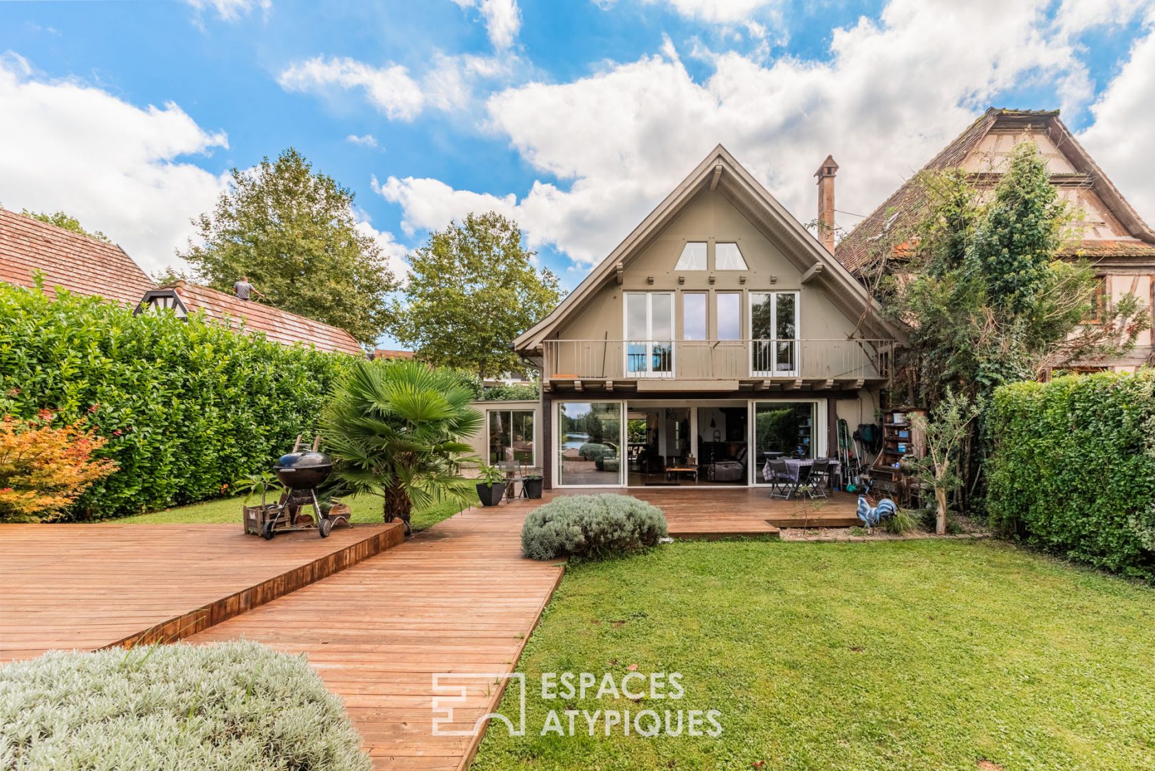 Maison de caractère et sa piscine au bord de l’eau