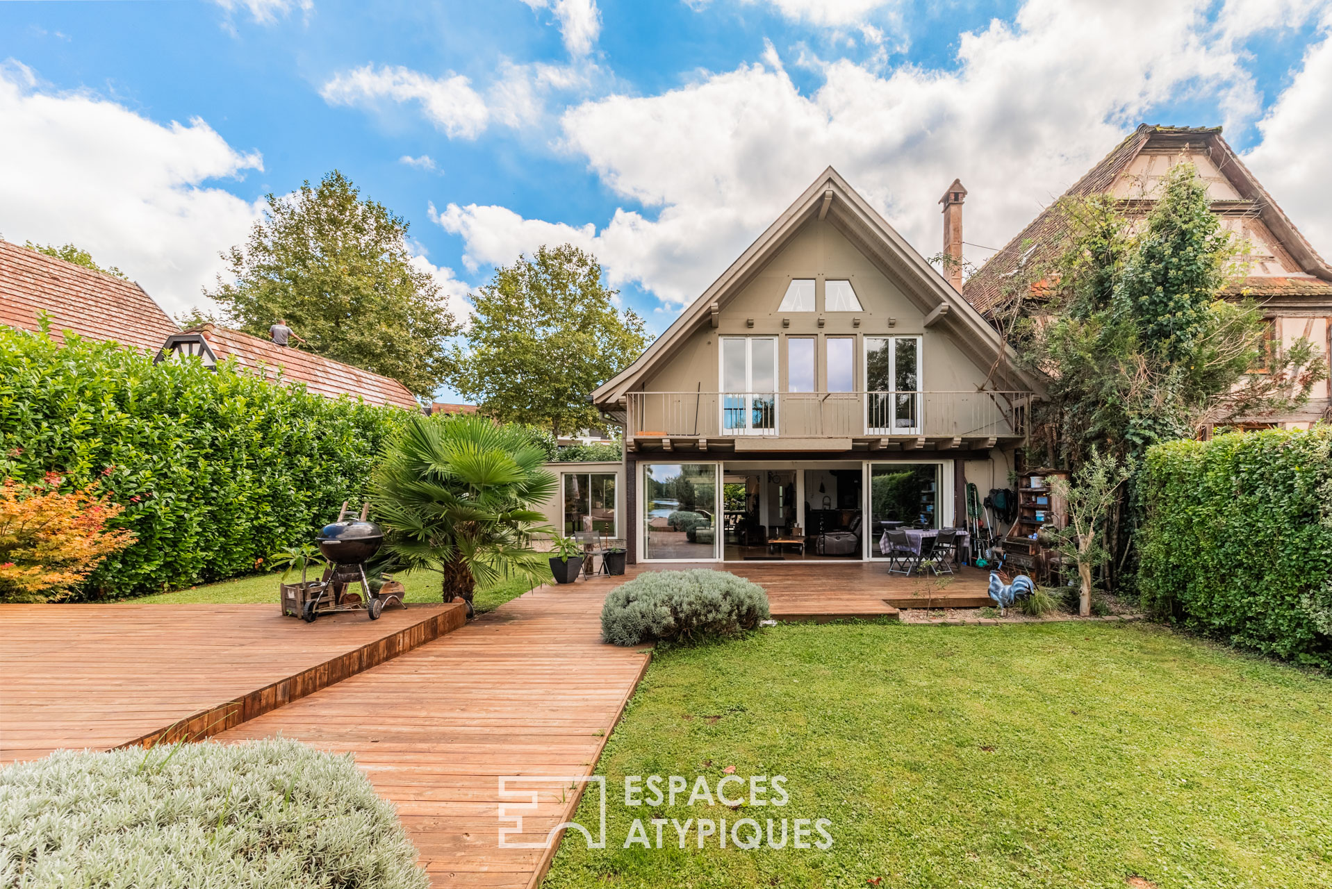 House with character and pool on the water’s edge