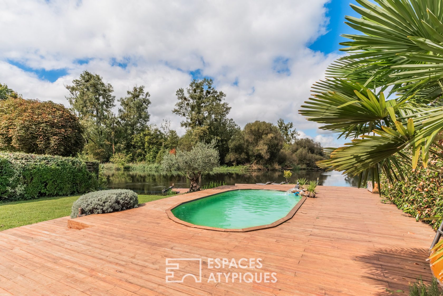 Maison de caractère et sa piscine au bord de l’eau