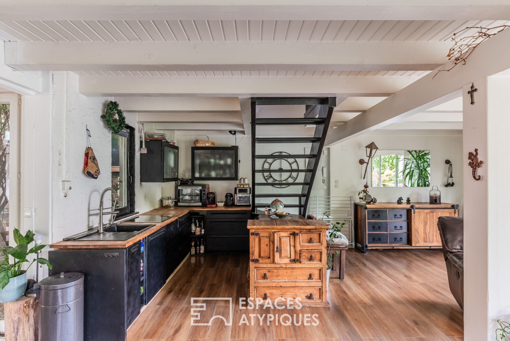 Maison de caractère et sa piscine au bord de l’eau