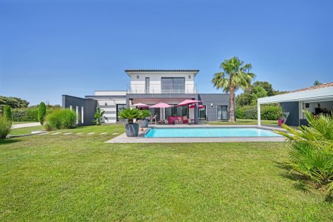 Spacious contemporary villa at the gates of the Camargue