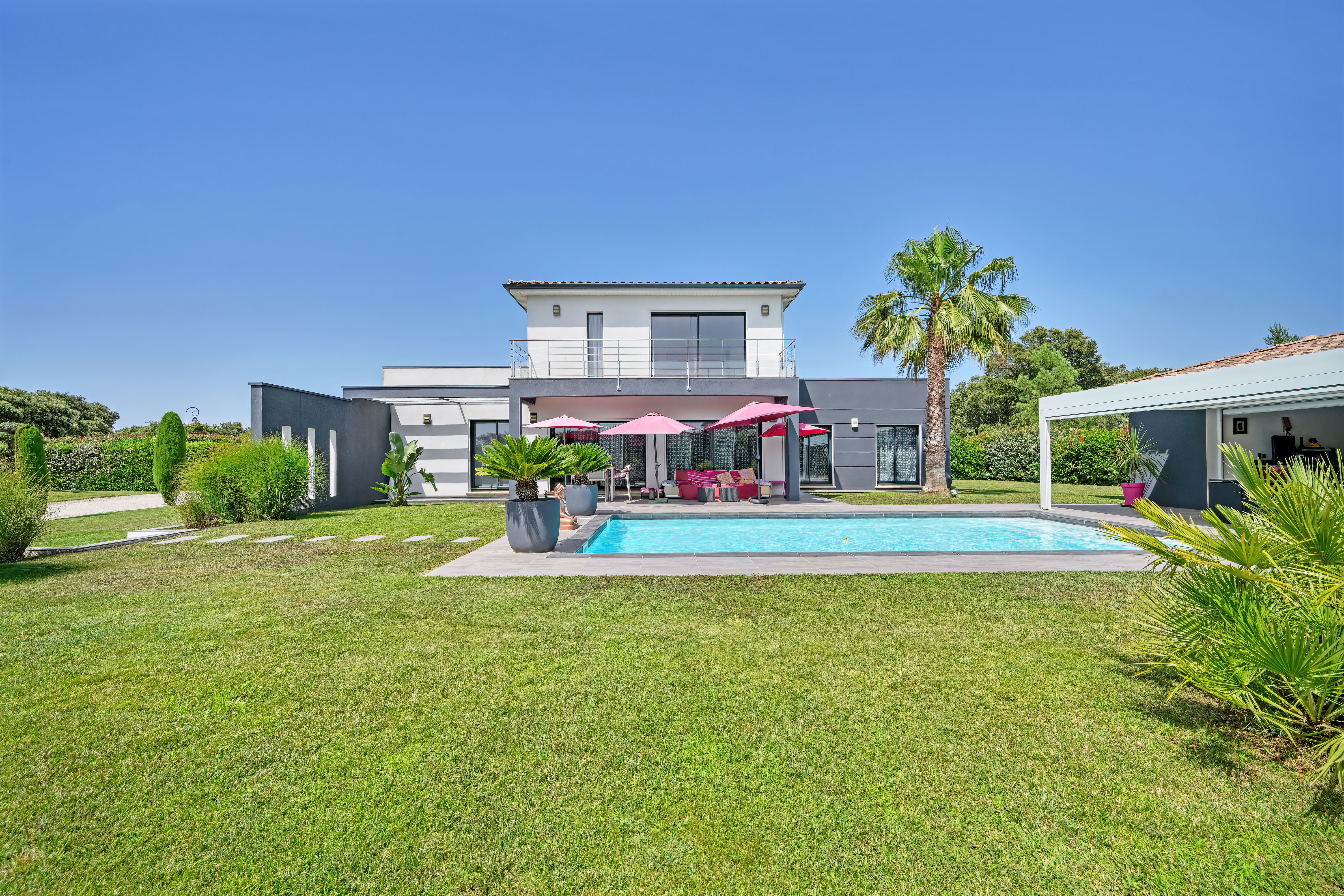 Spacieuse villa contemporaine aux portes de la Camargue