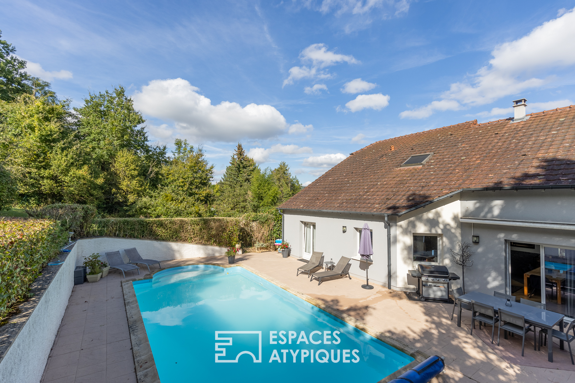 Family villa with pool and garden just outside Metz