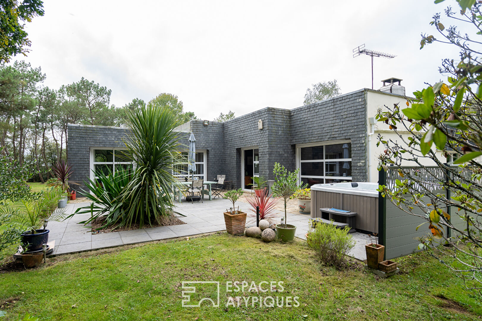 Maison d’architecte de plain-pied au coeur d’un environnement boisé