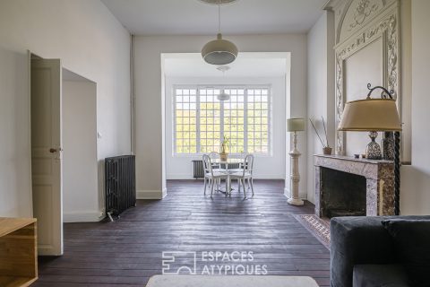 Bourgeois house with large garden and swimming pool in the city center