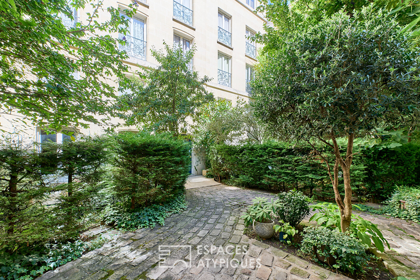 Place des Vosges, bright apartment on the top floor