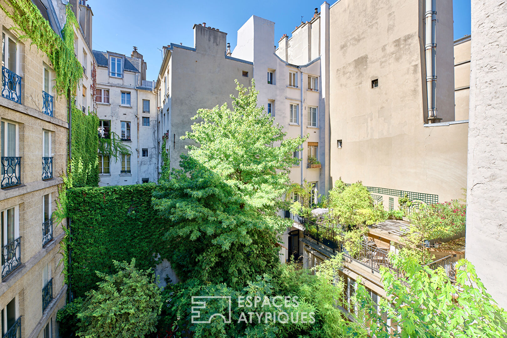 Place des Vosges, appartement lumineux au dernier étage