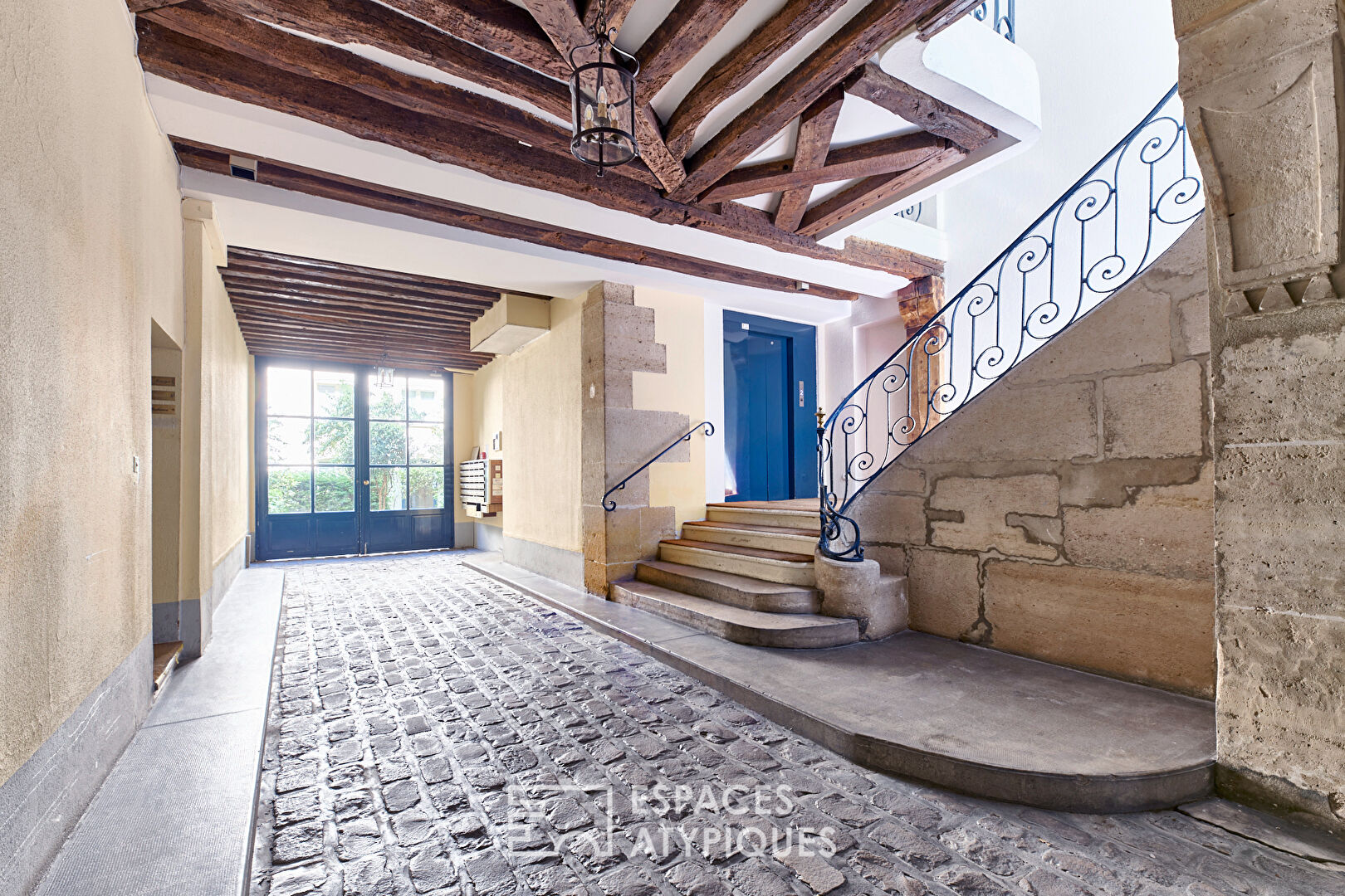 Place des Vosges, appartement lumineux au dernier étage