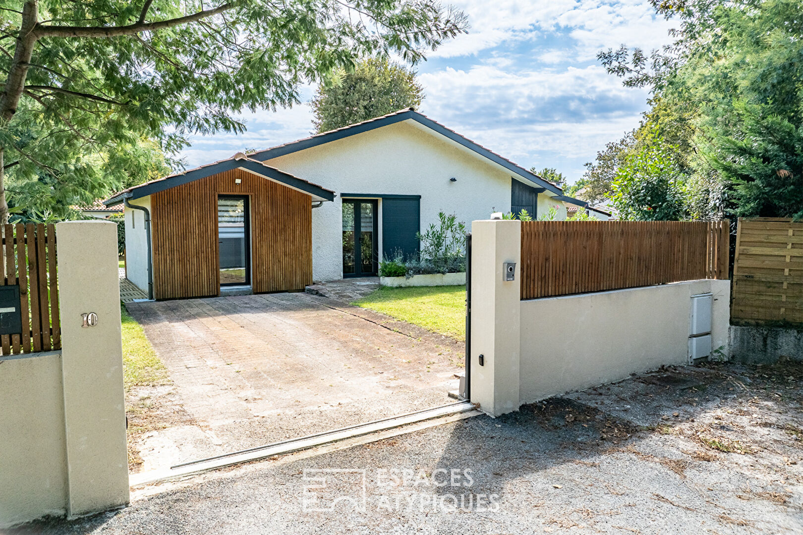 Villa rénovée avec dépendance et piscine à La Hume